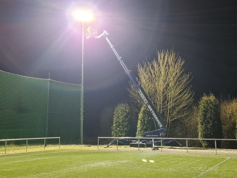 Flutlichtmontage mit Hubsteiger