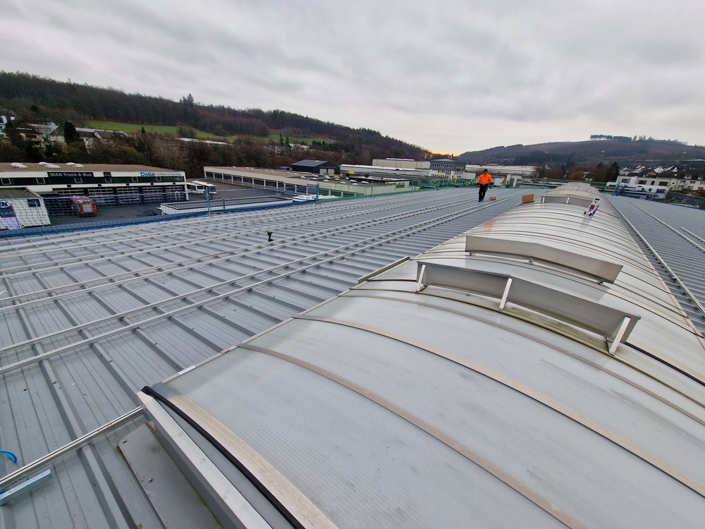 PV-Montage auf Trapezblech-Hallendach