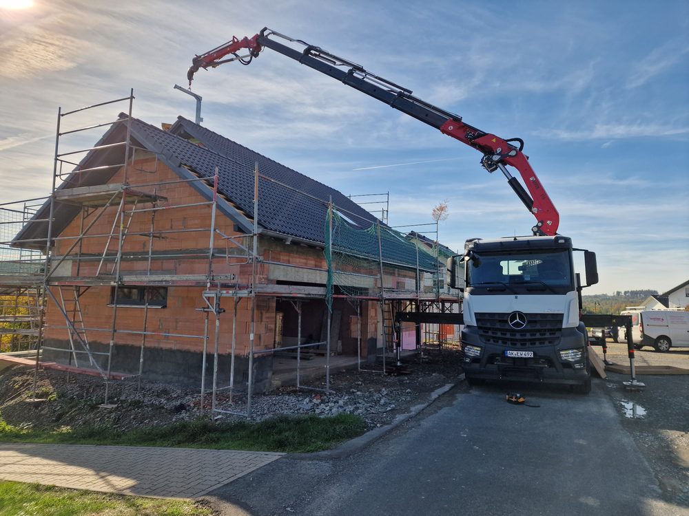 Elektroservice Weber — Kranmontage an einem Neubau