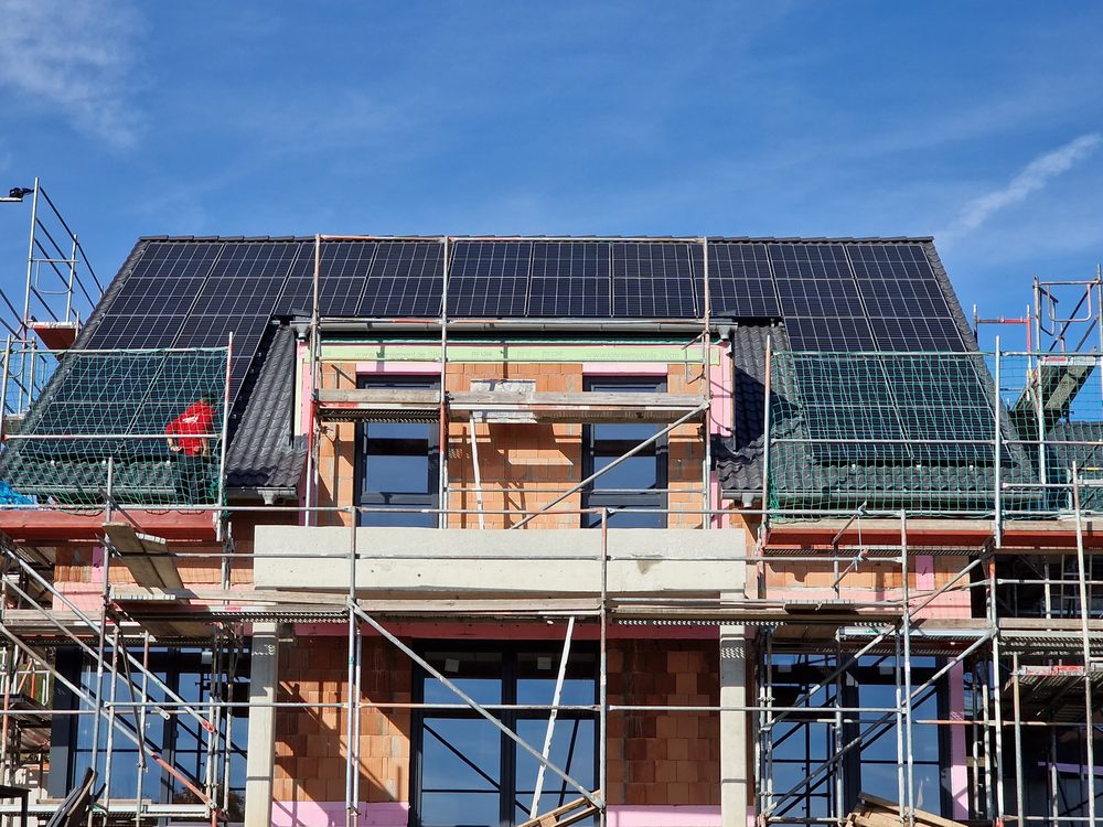 PV-Anlage auf Neubau während der Gerüstphase